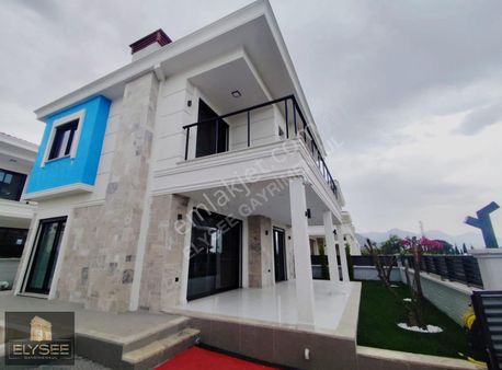 Kuşadası Sevgi Plajında Satılık Tam Müstakil 3+1 Havuzlu Villa..