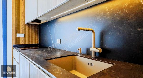 Güzelçamlı'da Satılık Ultra Lüks Havuzlu Otoparklı Bahçeli Villa