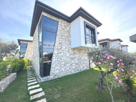 Davutlar Özel Havuzlu 275m² Arsa
