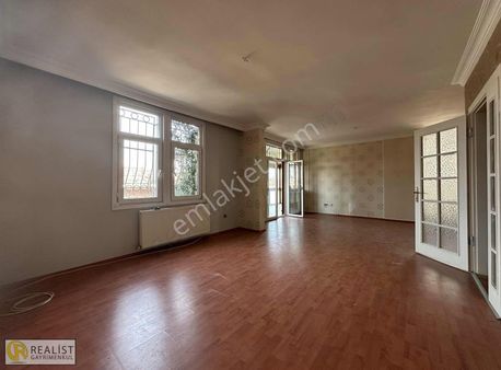 Ata-2 Sitesinde İyi Konumda Boş- Bahçeli - Otoparklı 5+2 Villa