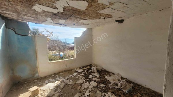 Meta'dan İçinde Ev Olan Asfalt Yola Cephe Arsa