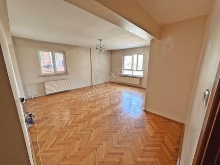 Şafaktepe Mahallesi Mamak Cadde Üzeri Hastaheneler Yakını Bağımsız Salon 3+1 Satılık Daire