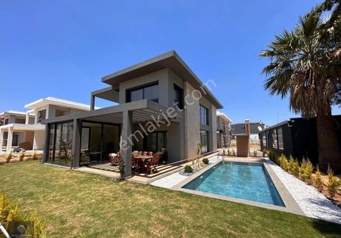 Kuşadası Değirmendere Mah. Denize Yakın Müstakil 4+1 Sıfır Kaliteli Lüks Villa