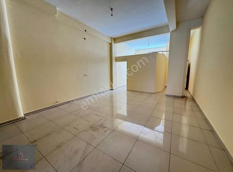 Zeki Emlak'tan Muradiye'de Caddeye Yakın Kiralık İşyeri