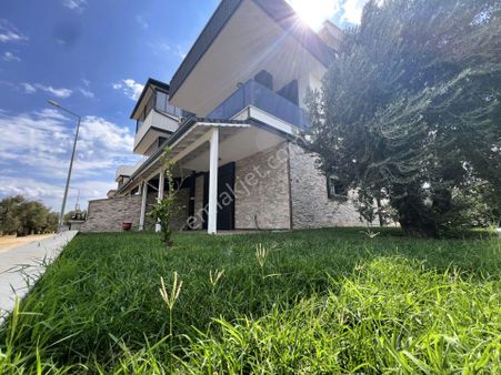 ▀jet Emlaktan Güre'de Lüx Tasarımlı Çift Teraslı Geniş 6+1 Villa