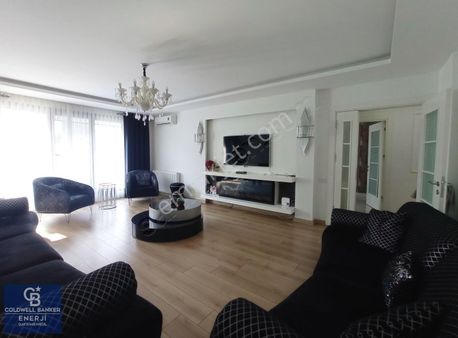 Büyükçekmeçe Mimarobada Merkezi Konumda Kiralık Tripleks Villa