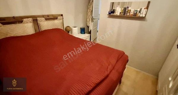 Cadde Yakını Tramvay Durağı Dibinde Ara Kat Bakımlı Kullanışlı