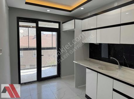 Sümbüller'den Tombakzade Yakını Z.ısıtma E.banyo Şık Tasarım 2+1