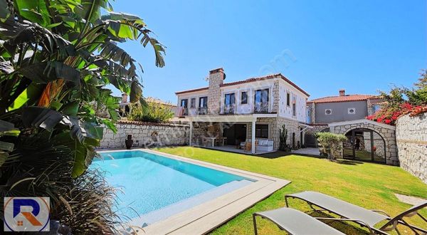 Royal Alaçatı Merkezi Konumda 4+1 Bohem Tasarım Villa Satışta