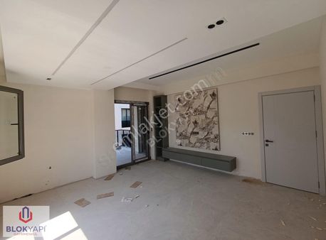 Blokyapı Gayrimenkul'den Yenişafakta Cadde Üzeri Geniş 3+1 Daire