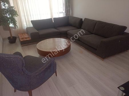 Esat Ballıbaba Sokakta Bakımlı Mobilyalarıyla Birlikte 2+1 Giriş Kat Satılık Daire