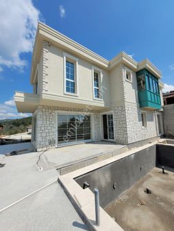 Kusadasi Merkezde Geniş Yeni Luks Villa