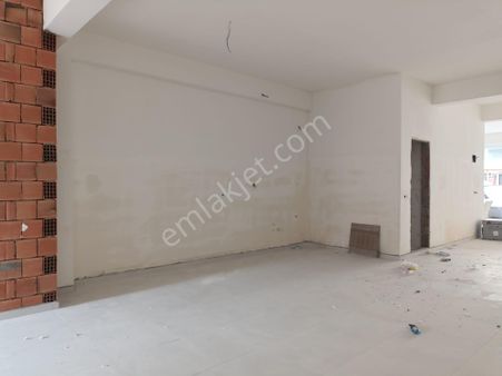 Körfez Hacıosman Mahallesinde Cadde Üzeri 140 M² Sıfır Dükkan