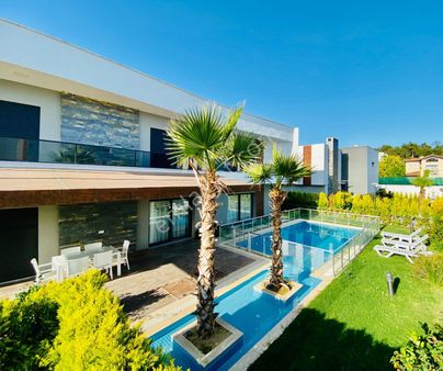 Kuşadası Avm Ve Denize Yakın Özel Havuzlu 4+1 500 M2 Bahçeli