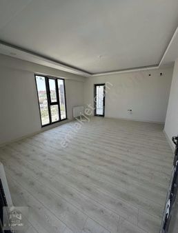 Şeyhsinan Mahallesinde 3+1 135m2 Havuzlu Ara Kat Daire