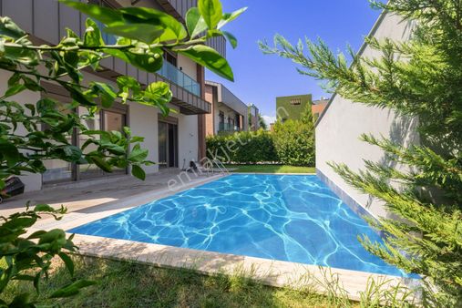 Konyaaltı Molla Yusuf’ta Site İçi Müstakil Havuzlu Lüks 5+1 Satılık Villa