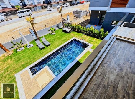 Kuşadası'nda Satılık Ultra Lüks Tam Müstakil Villa. 2