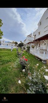 Kuşadası Satılık Villa Denize Yürüme Mesafesinde Geniş Bahçeli