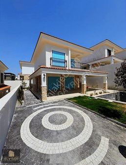 Kuşadası'nda Alaçatı Tarzı Lüks Tam Müstakil 4+1 Havuzlu Villa