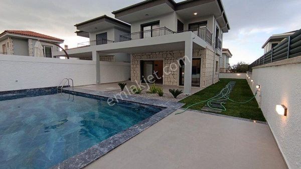 İzmir Çeşme Şifne Havuzlu Geniş Bahçeli 5 +1 Tripleks Lüks Villa