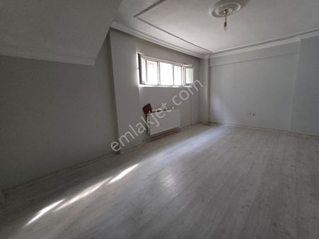 Küçükçekmece Atatürk Mahallesi 2+1 Balkonlu Bahçe Katı Net 71 M2