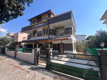 İzmir Seferihisar Cumhuriyet Mahallesinde Kullanışlı 3+1 Villa