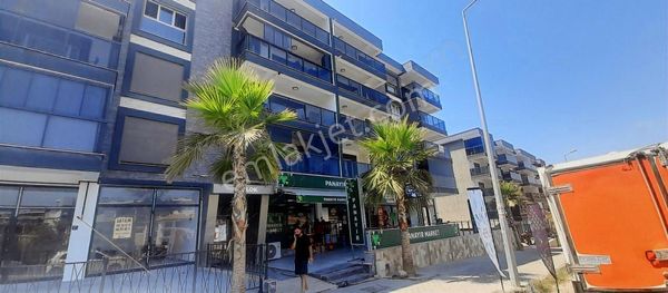 Kuşadası'nda Cadde Kenarı Satılık Dükkan