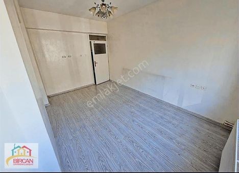 Yeditepe'de 3 + 1 Satılık İkinci Kat Hasarsız Asansörlü