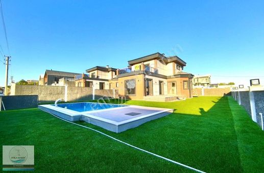 Foçaköy'de Geniş Bahçeli Müstakil Havuzlu Satılık 4+1 Villa
