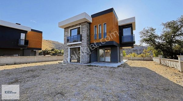 Emlak Ofisimden Eğribucak Mah. 4.5+1 580 M2 Arsalı Villa