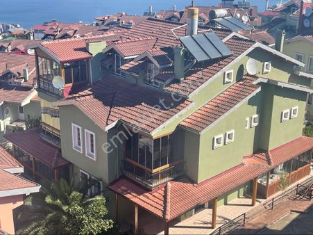 Yıldızlı'da Kiralık 4+1 Deniz Manzaralı Tripleks Villa
