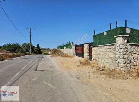 Derince'de İçerisinde Villa Ve Müştemilat Bulunan 6559 M2 Arsa