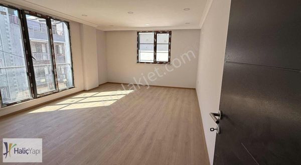 Adliyeye Metroya Yakın Sıfır Otoparklı 1+1 Kiralık Daire