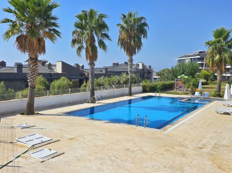 Kuşadasında Manzaralı 3+1 Eşyalı Havuzlu Sitede Satılık Daire