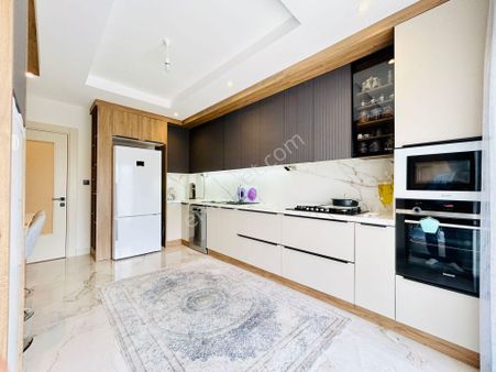 Yetkisi Yüksel'den Giyinme Odalı Ön Cephe Ebeveyn Banyolu Ultra Geniş Lüks 4+1 Daire