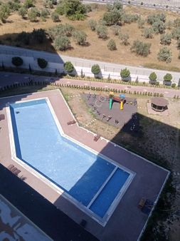 Ayrancılar İnönü Mahallesi’nde Havuzlu Sitede Güvenlikli Yerden Isıtmalı 1 + 1 Ara Kat Kiralık Daire