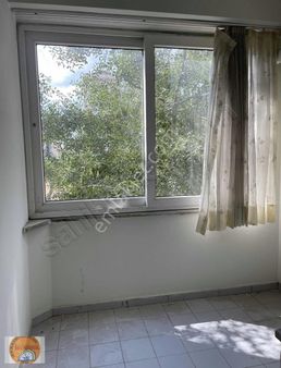 Avcılar Merkez Mahallesinde Köşe Binada Ara Kat 2+1 Satılık