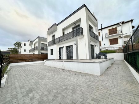 Girne Çatalköy'de Full Eşyalı, Dağ Ve Deniz Manzaralı Kiralık 3+1 Villa !!