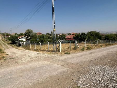 Nova'dan Cadde Cepheli 498 M2 Köşe Parsel Arsa