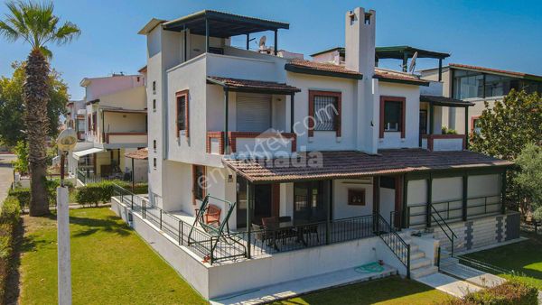 Kuşadası Sahil Siteleri Anı Sitesi'nde Satılık 4+1 Villa