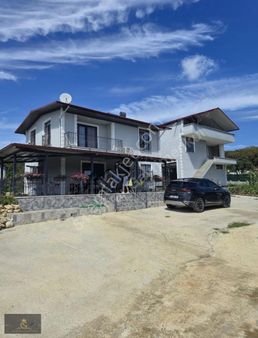 54 Sayar Gayrimenkulden Denize Yakın 2 Dönüm İçinde 2 Villa