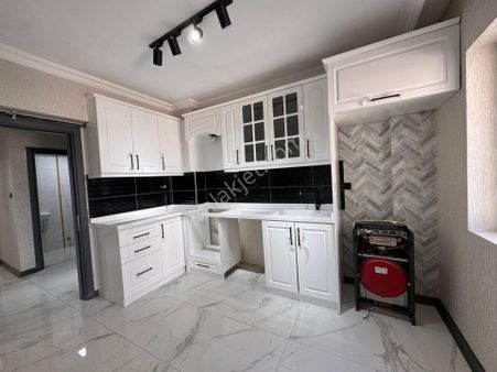 23 Nisan'da Cadde Üzeri Lüks Yapılı 3+1 Daire!