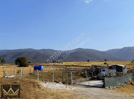 Royal Den Enne De Satılık Manzaralı Yolu Olan İzole Bahçe
