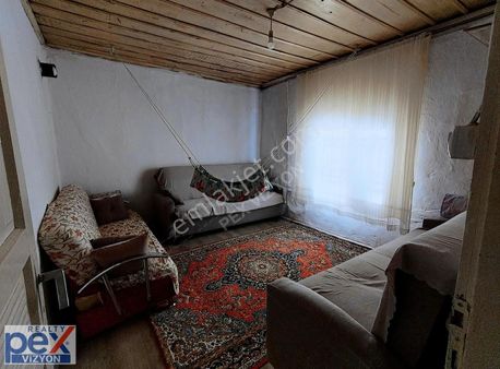 Cemiyette Satılık 2 Katlı Müstakil Ev