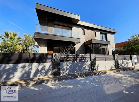 Urla Atatürk Mahallesi'nde Satılık Tam Müstakil Villa