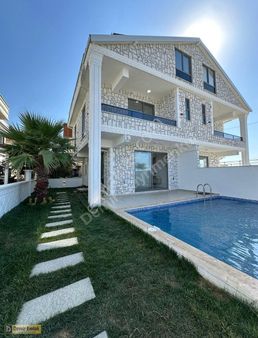 Kocaali Alanderede Denize Sıfır Geniş Kullanım Alanlı Lüx Villa