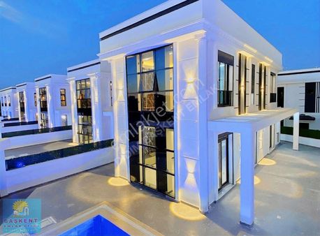 Çamlık Mahallesinde Denize Yakın Havuzlu Lüks Villa