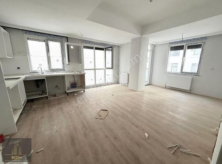 Bizim Gayrimenkul'den Altıntepe'de Ara Katta Çift Balkonlu 3+1