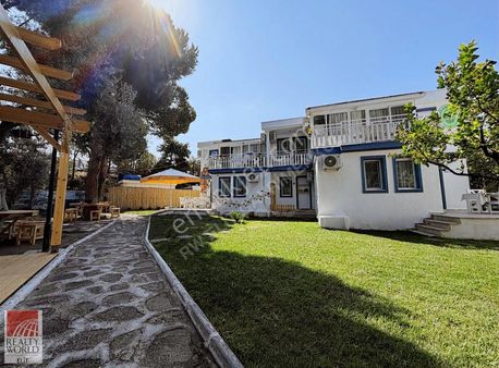 Foçada Bahçeli Denize Yakın Plajlı Sitede Kiralık 2+1 Daire