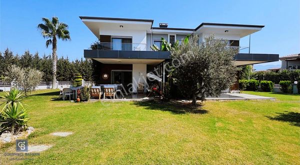 Kuşadası Davutlar'da Havuzlu 3+1 Geniş Bahçeli Satılık Villa